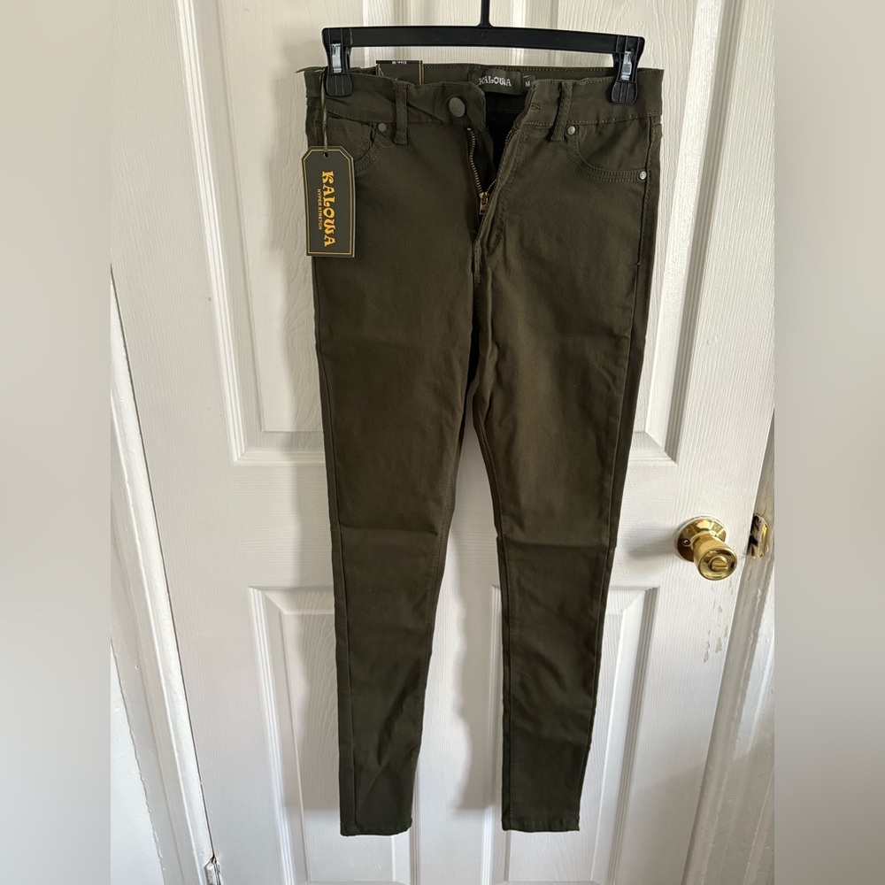 Green Jeggings with Slim Fit and Modern Silhouette